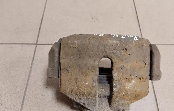 Volkswagen PASSAT B6 Front brake caliper