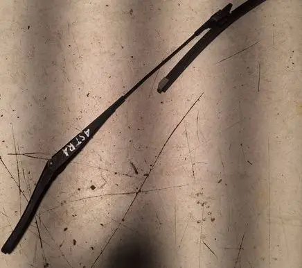 Opel Astra H Front wiper blade arm 13111220