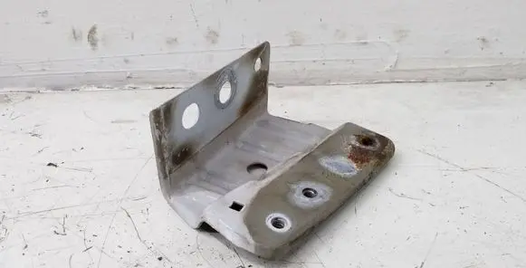 Nissan Qashqai Fender mounting bracket
