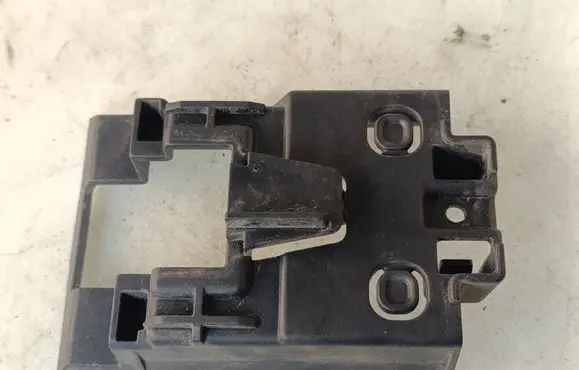 Rear bumper mounting bracket