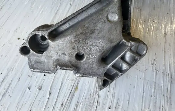 Volkswagen Golf Sportsvan Engine mounting bracket 04L199207 V210