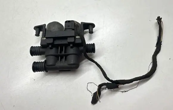 BMW 7 E65 E66 Coolant heater control valve 690829401 64116908294