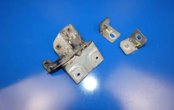 Land Rover Evoque I Fender mounting bracket 