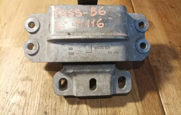 Volkswagen PASSAT B6 Engine mount bracket 3C0199555