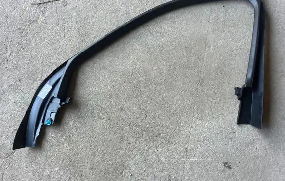 Volvo XC90 Front door glass trim molding 31393870