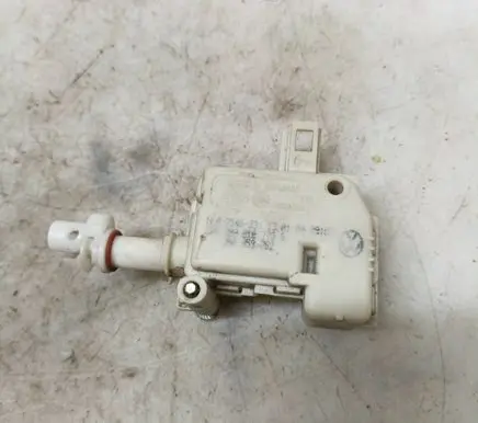 Volkswagen PASSAT B5 Central locking motor 3B0810773B 30754533