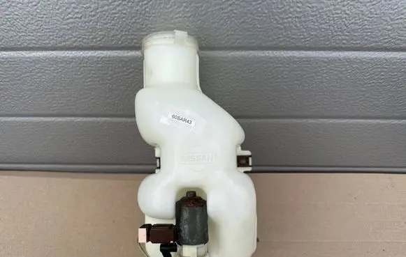 Nissan Patrol Y60 Windscreen/windshield washer pump 2891009J00