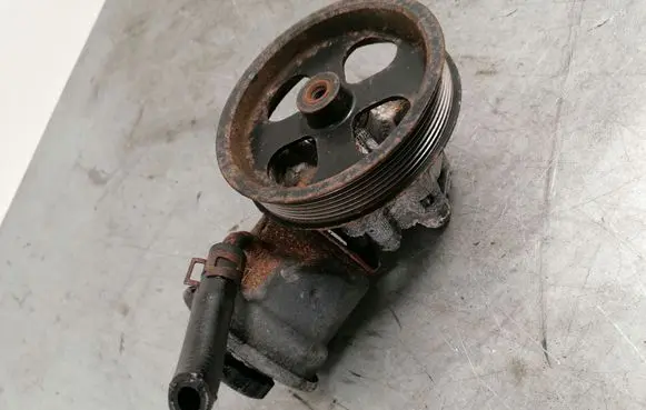 Toyota Corolla Verso AR10 Power steering pump U12