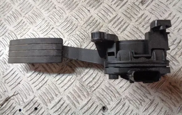 Accelerator throttle pedal