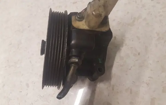 Ford Mondeo Mk III Power steering pump 1S703A733AA