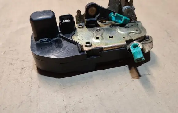 Chrysler Sebring (ST-22 - JR) Rear door lock 