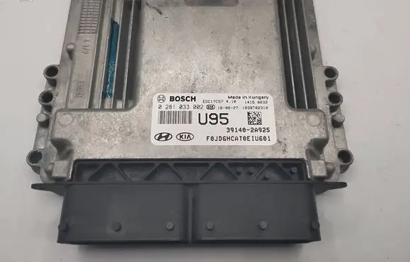 KIA Ceed Engine control unit/module 391402A925 0281033004 EDC17C57