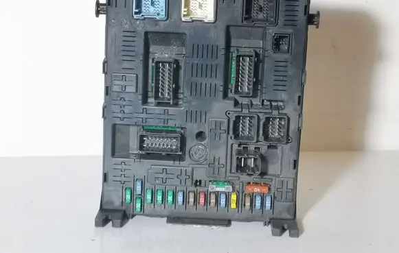 Peugeot 407 Fuse module 28120836
