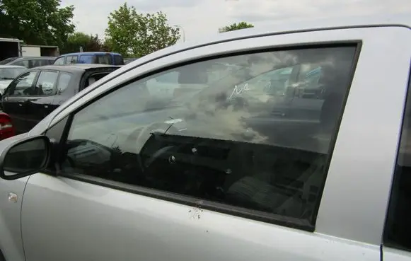 Volkswagen Fox Front door window glass four-door 