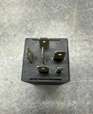 Audi A4 S4 B6 8E 8H Hazard warning light relay 431955531 72WA101 WK127