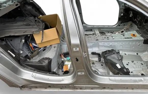 BMW M5 F90 Pillar (middle) 