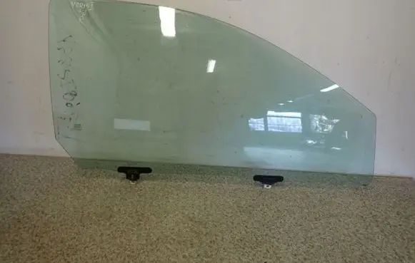 Toyota Yaris Sliding door window/glass 