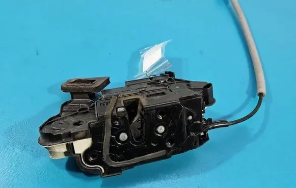 Volkswagen Golf VII Front door lock 5K1837015D IMPRK1610869