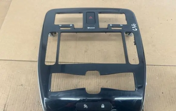 Nissan Leaf I (ZE0) Radio/GPS head unit trim 682U13NA0A
