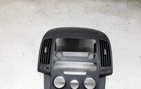 Radio/GPS head unit trim