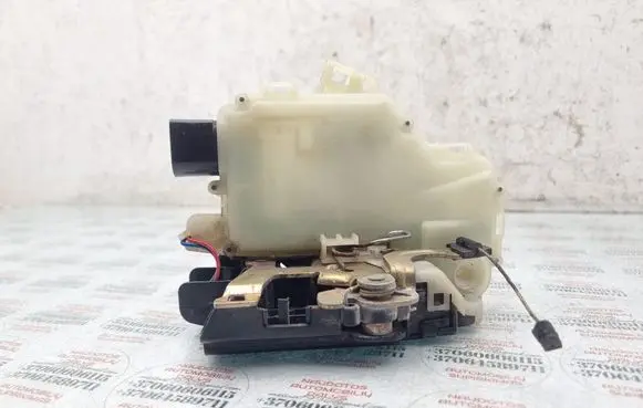 Volkswagen Jetta V Front door lock