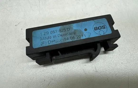 Volkswagen PASSAT B7 Other trunk/boot trim element 1Z9867825D