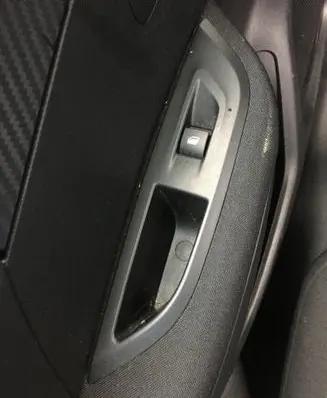 Peugeot 2008 II Quarter vent window switch 