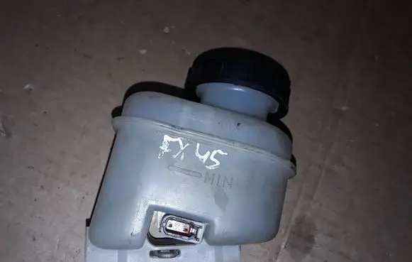 Infiniti FX Brake fluid reservoir NOCODE