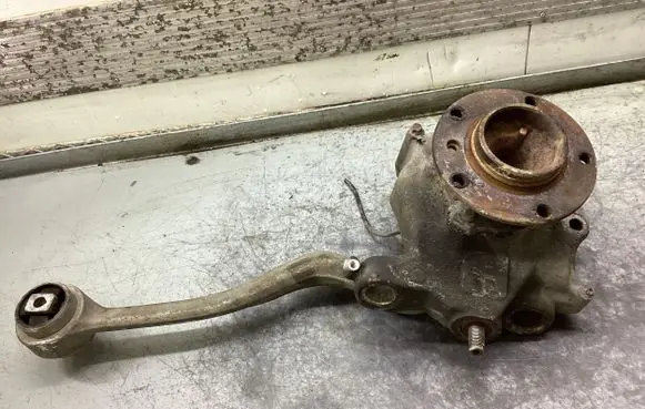 BMW 5 E39 Front wheel hub spindle knuckle