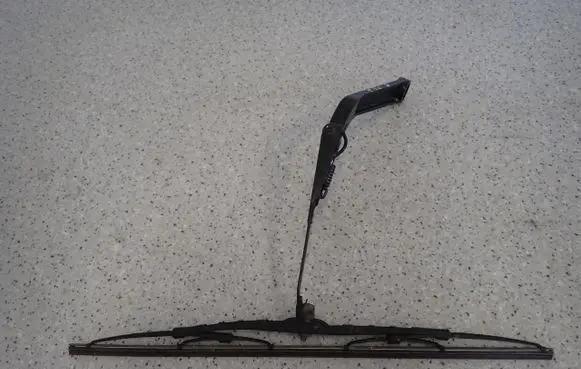Nissan X-Trail T30 Front wiper blade arm