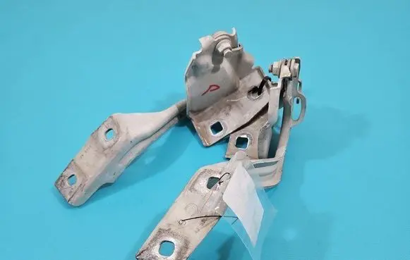 Engine bonnet/hood hinges
