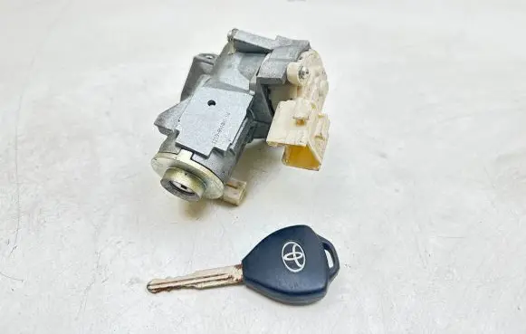 Toyota Auris 150 Ignition lock 450200203