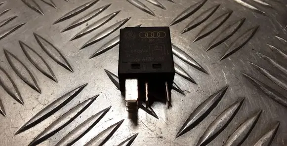 Volkswagen Golf V Other relay 8Z0951253