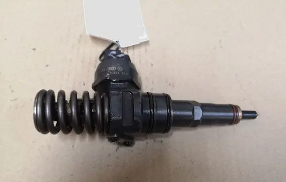 Volkswagen Touran I Fuel injector 038130073AG