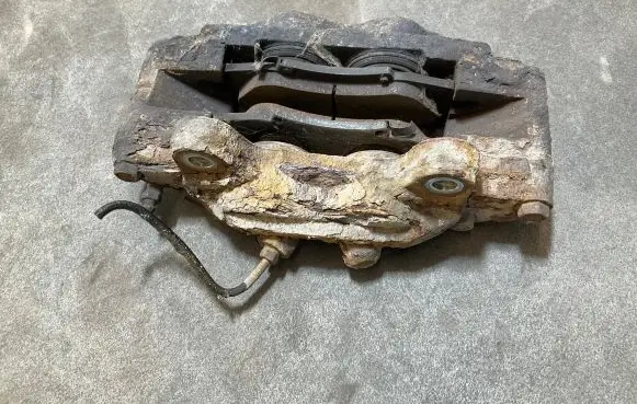 Toyota Hilux (AN10, AN20, AN30) Front brake caliper
