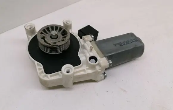 Mercedes-Benz Vito Viano W639 Front door window regulator motor 928794102