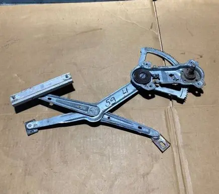Mercedes-Benz E W124 Front door manual window regulator 