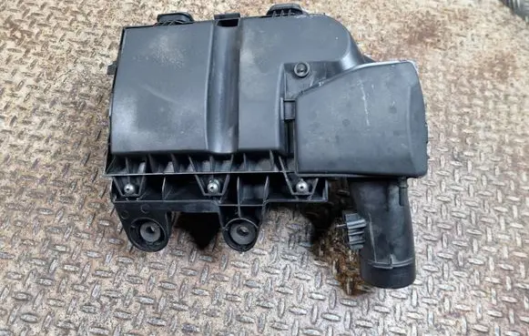 Opel Grandland X Air filter box 9828002080