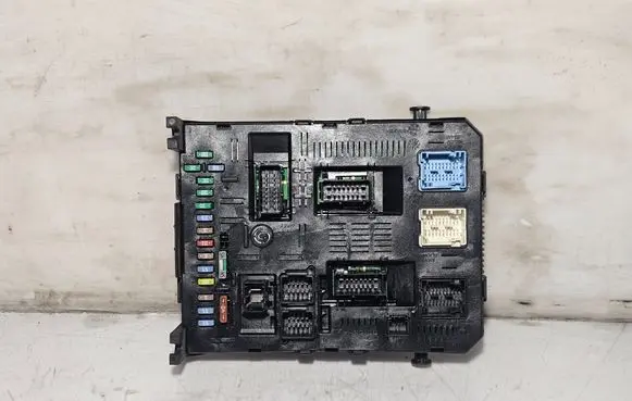 Peugeot 307 Fuse module 9664476480 281215447A