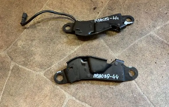 Mercedes-Benz SL R230 Convertible roof lock/latch 2307901477