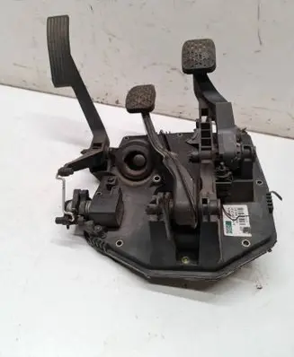 Accelerator throttle pedal