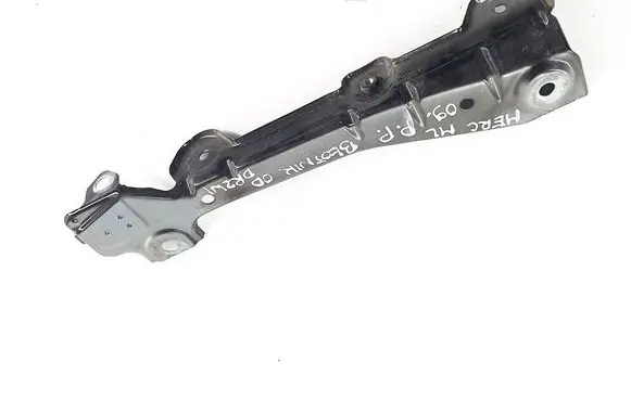 Mercedes-Benz ML W164 Fender mounting bracket