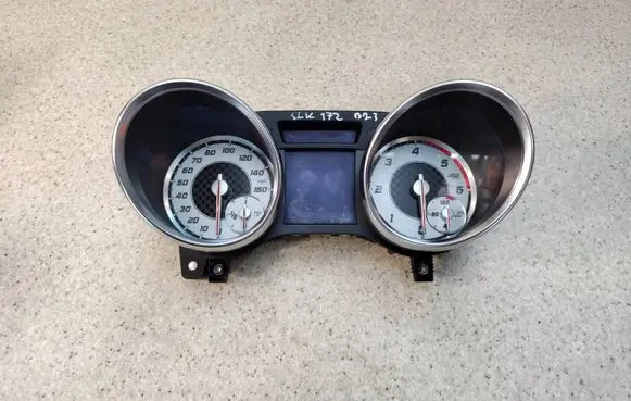 Speedometer (instrument cluster)