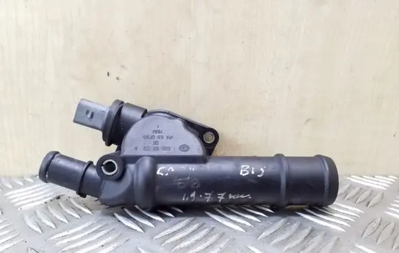 Volkswagen Touran I Engine coolant pipe/hose 03G121132B