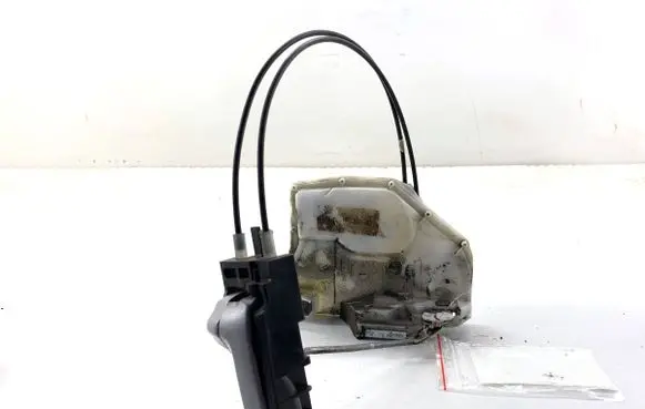 Suzuki Swift I Front door lock 