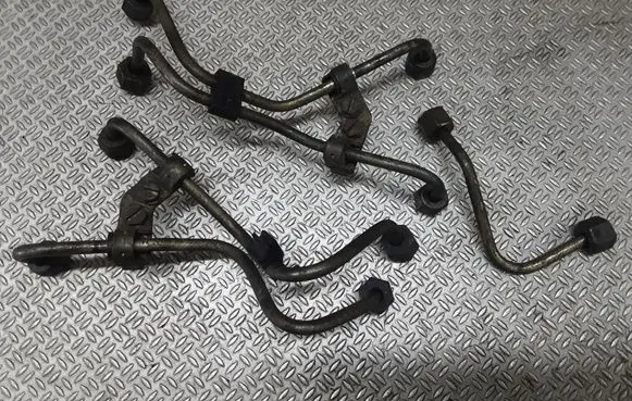 Fuel injector supply line/pipe