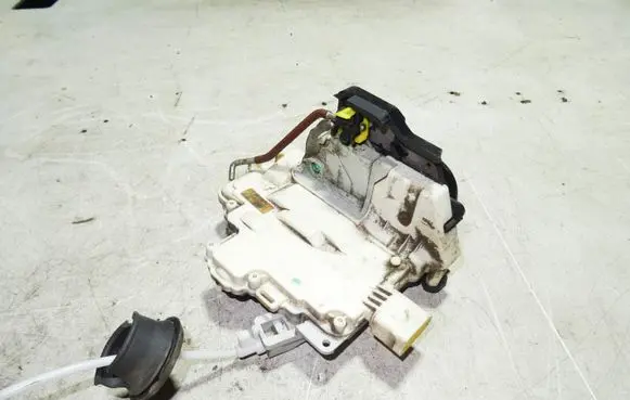 Audi A4 S4 B6 8E 8H Rear door lock 8E0839015AA