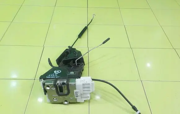 Mercedes-Benz B W245 Front door lock A16999992999