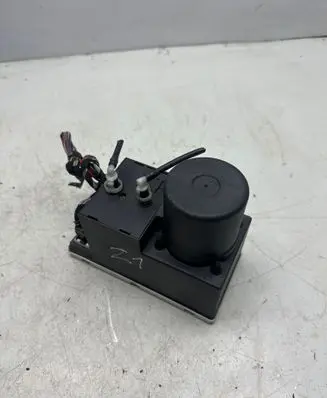 Audi A4 S4 B5 8D Central locking vacuum pump 8L0862257 260697