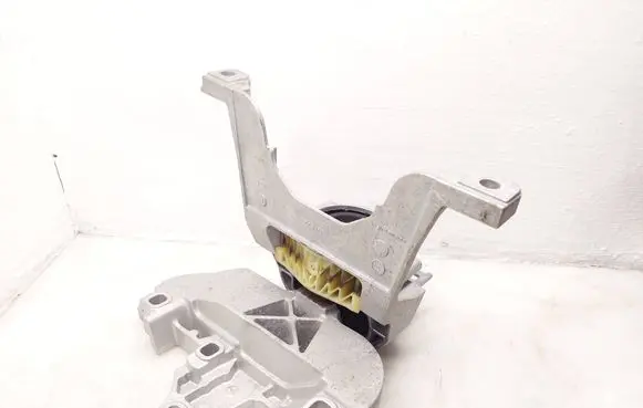 Mercedes-Benz CLA C118 X118 Engine mount bracket A2472402800